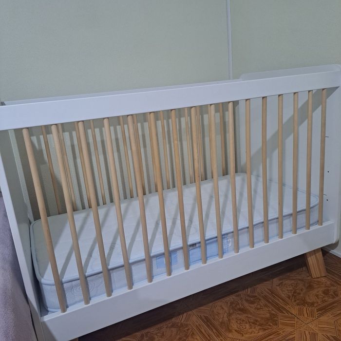 Berço de bebé + colchão e roupa de cama incluídos