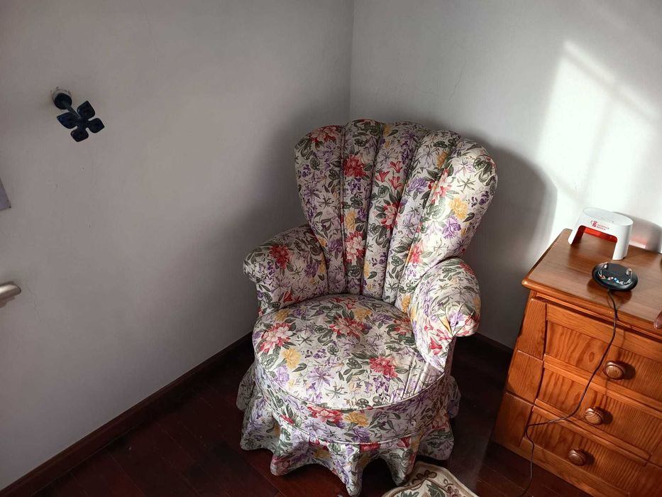 Cadeirão clássico estofado com padrão floral – muito confortável