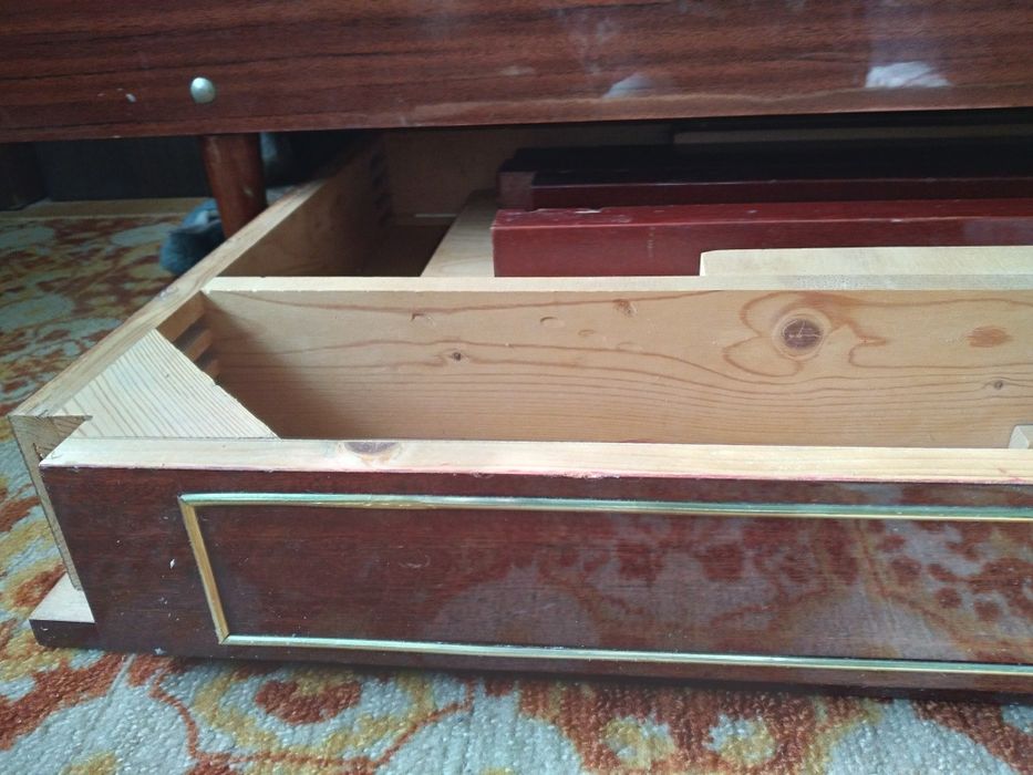 Стол обеденный в КАНЕВЕ, производства Чехии  70 год