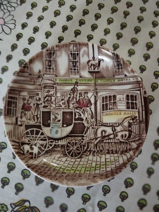 Prato da coleção Johnson Brothers Coaching Scenes na cor castanha.