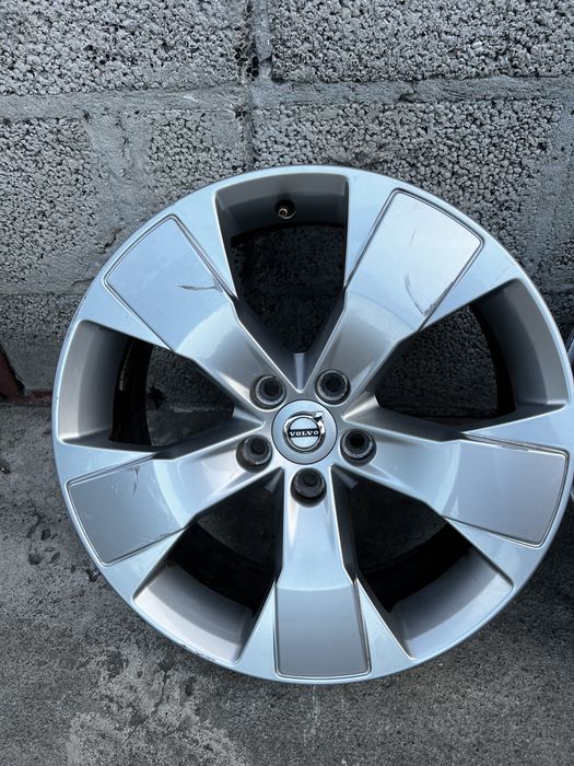 Oryginalne Alufelgi R18 5x108 volvo XC 40 60 90 V90 7,5J ET 50,5