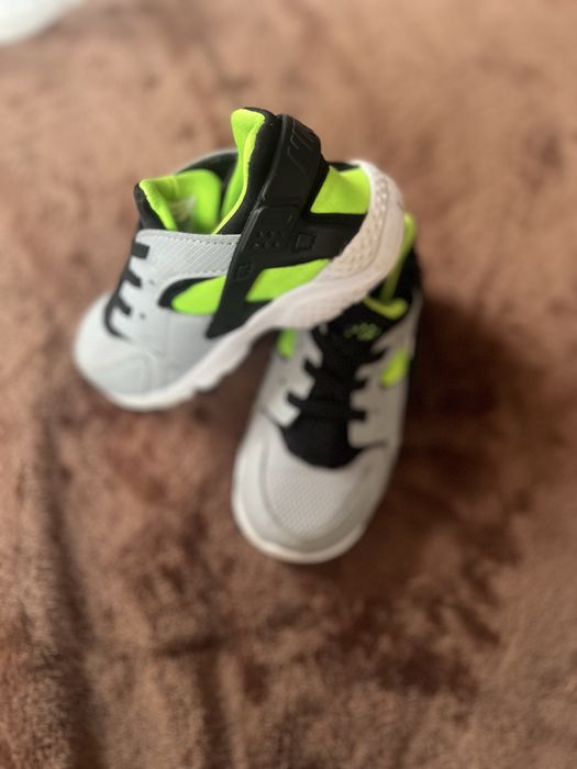 Фірмові кросівки