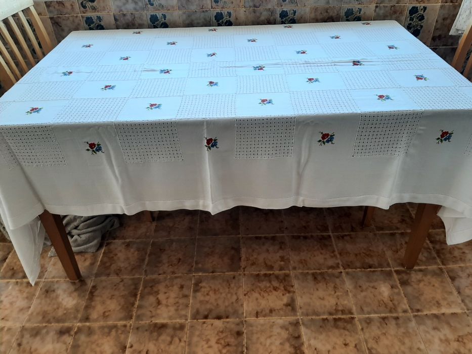 Toalha bordada a ponto cruz