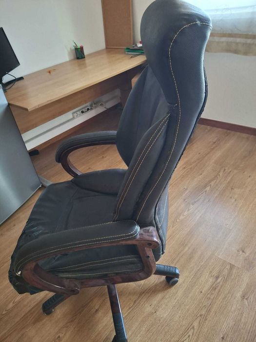 mesa escritório e móvel de gavetas