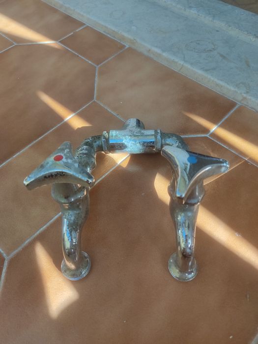 Torneira dupla antiga