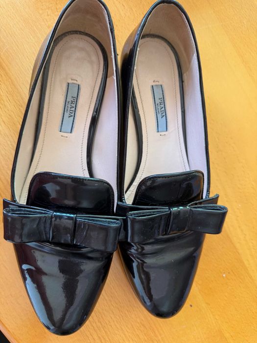 Prada buty czarne lakierki