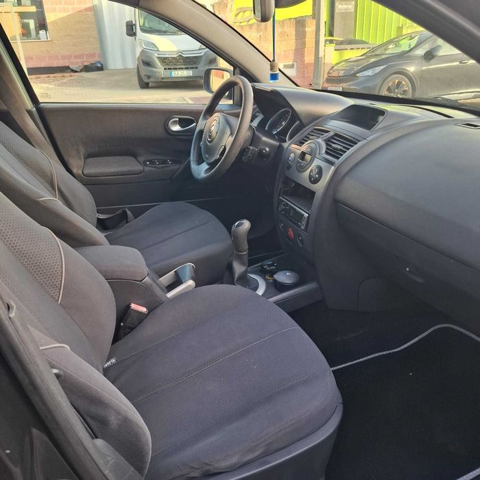 Renault Megane de 2003 em bom estado com poucos KMS
