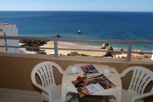 FÉRIAS  Praia da Rocha com piscina, Ac, estacionamento e internet