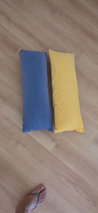 Almofadas azul e amarela