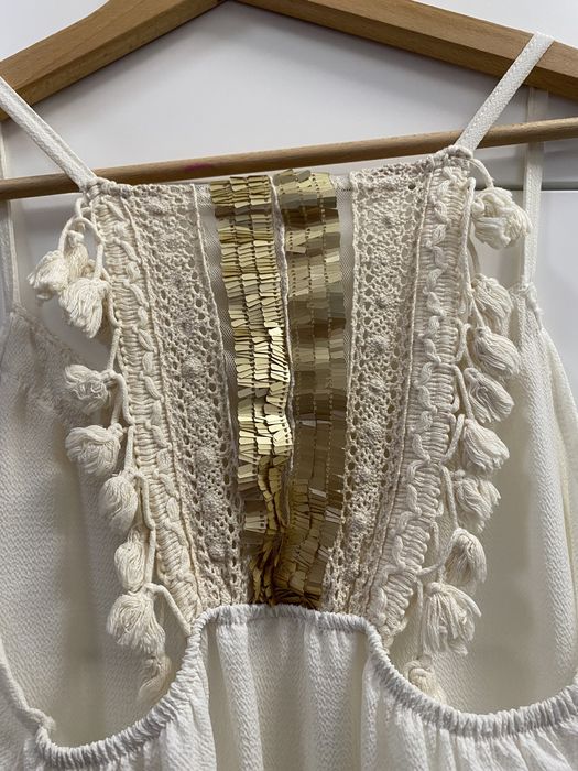 Blusa beje com pormenores, mulher