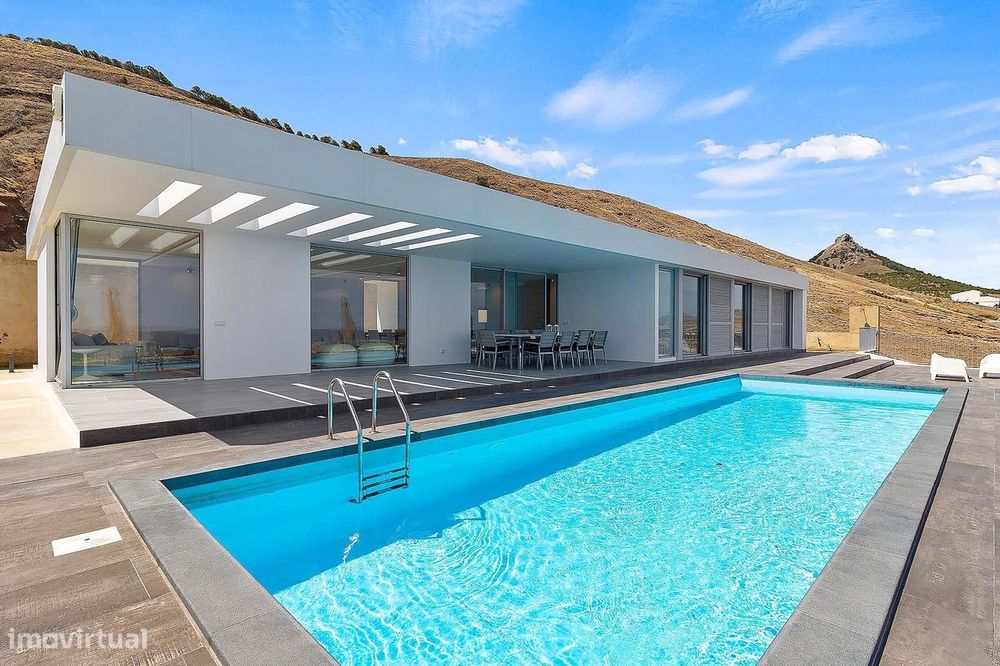 Moradia Minimalista com Piscina e Vista Mar na Ilha do Porto Santo