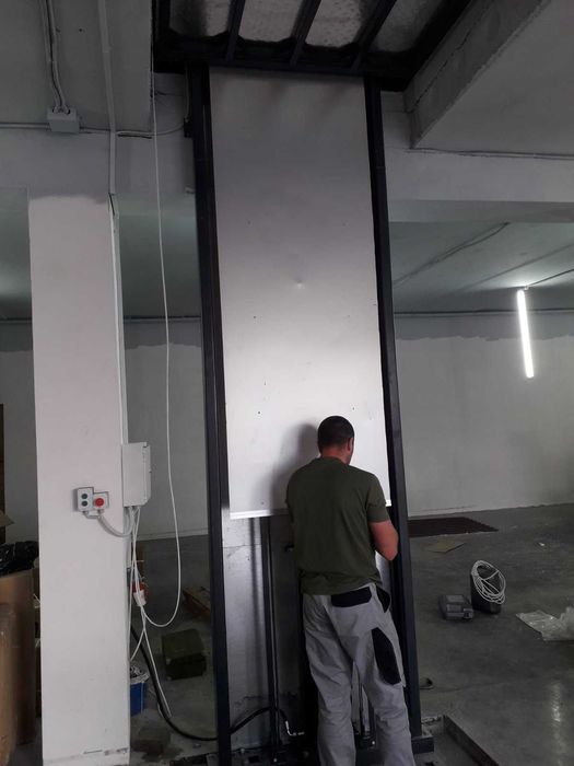 Вантажна вертикальна підіймальна платформа-ліфт