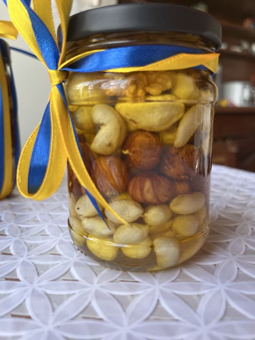 Продам  натуральний мед з горіхами