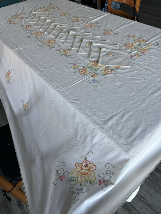 Toalha de mesa com bordado manual com 12 guardanapos
