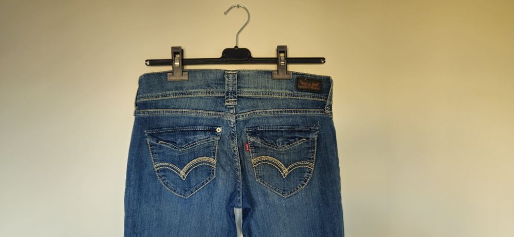 Levi's jeansy bootcut biodrówki przetarcia z USA