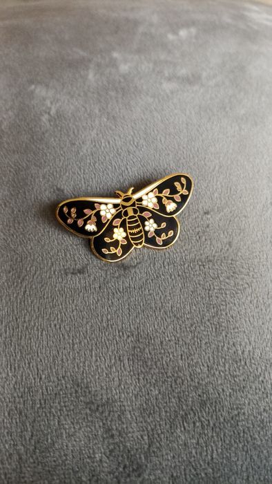 Metalowa przypinka motyl