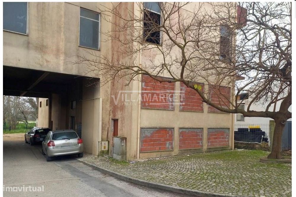 Loja da banca emparedada com 208 m2 situada na Rua do Jornal O Riomaio