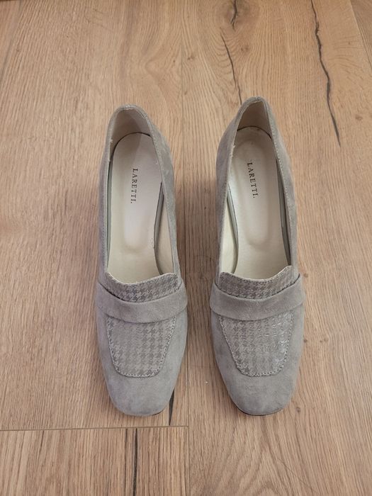 Półbuty w kolorze szarym