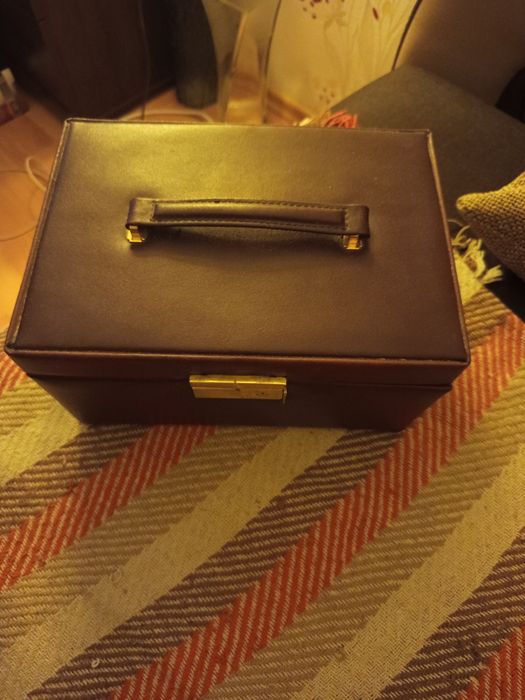 Szkatułka elegancka na biżuterię