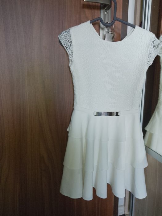 Sukienka  biała z falbankami