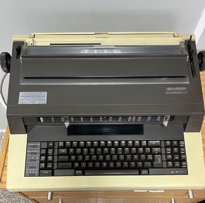 Máquina de escrever Sharp