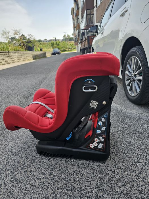 Cadeirão de carro. De Chico.  Impecavel estado. Muda posição,