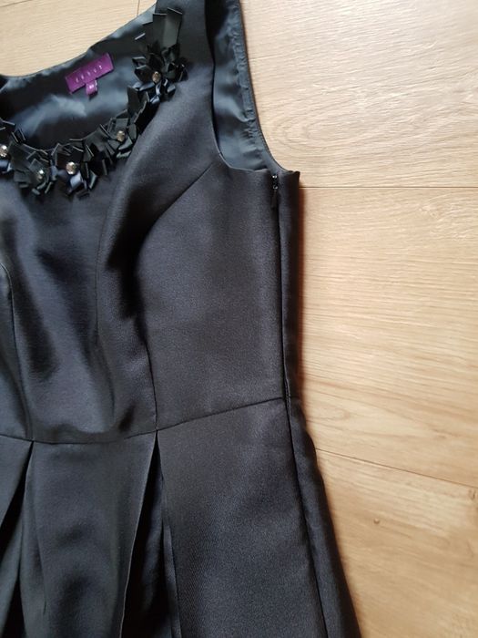Elegancka czarna sukienka firmy Debut