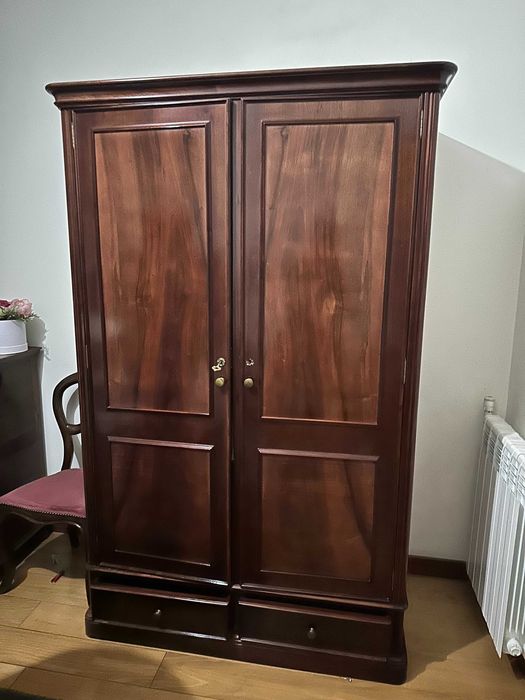 Guarda vestidos antigo com duas gavetas em madeira