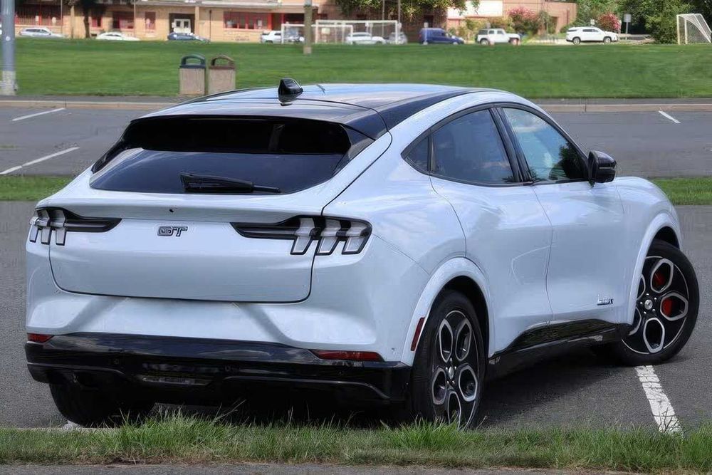 Ford Mustang Mach-E GT      2023