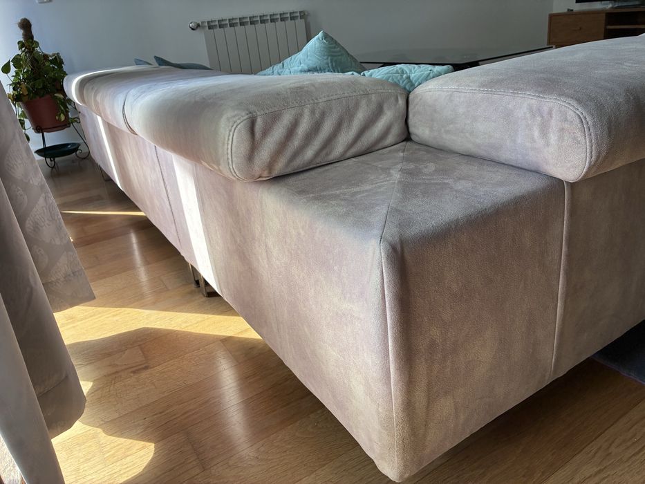 Sofá, móvel TV, TV, mesa de centro