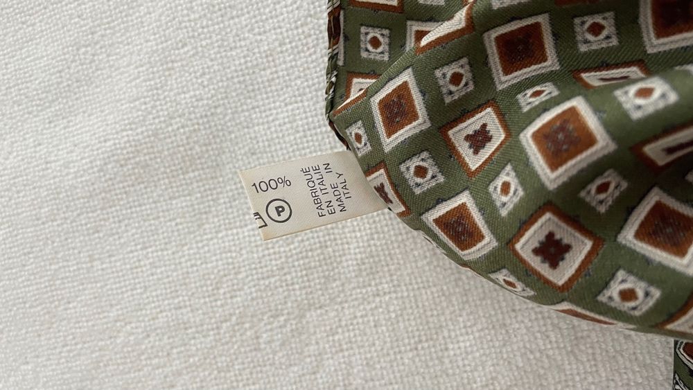 Lenço com padrão verde e quadrados