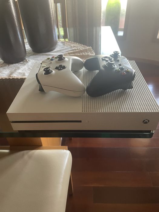 Xbox one S com 2 comandos + gta V + assassins creed odyssey