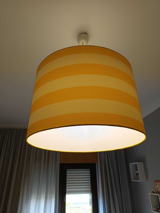 Candeeiro de teto às riscas amarelo e branco