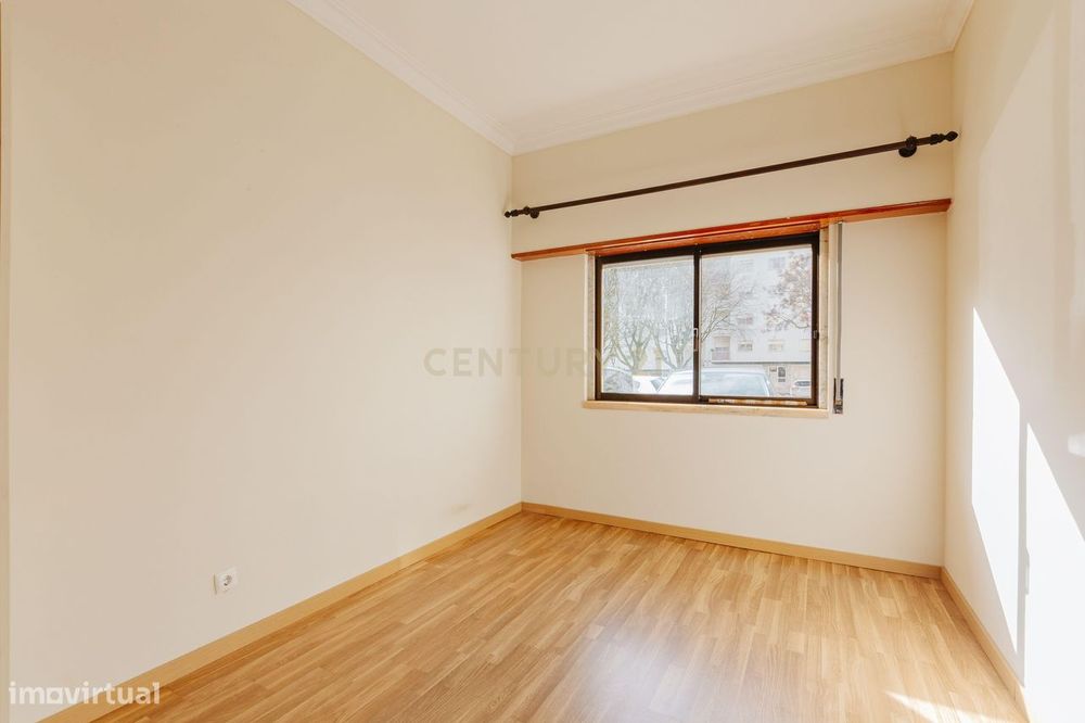 Apartamento T2 junto à estação da Amadora