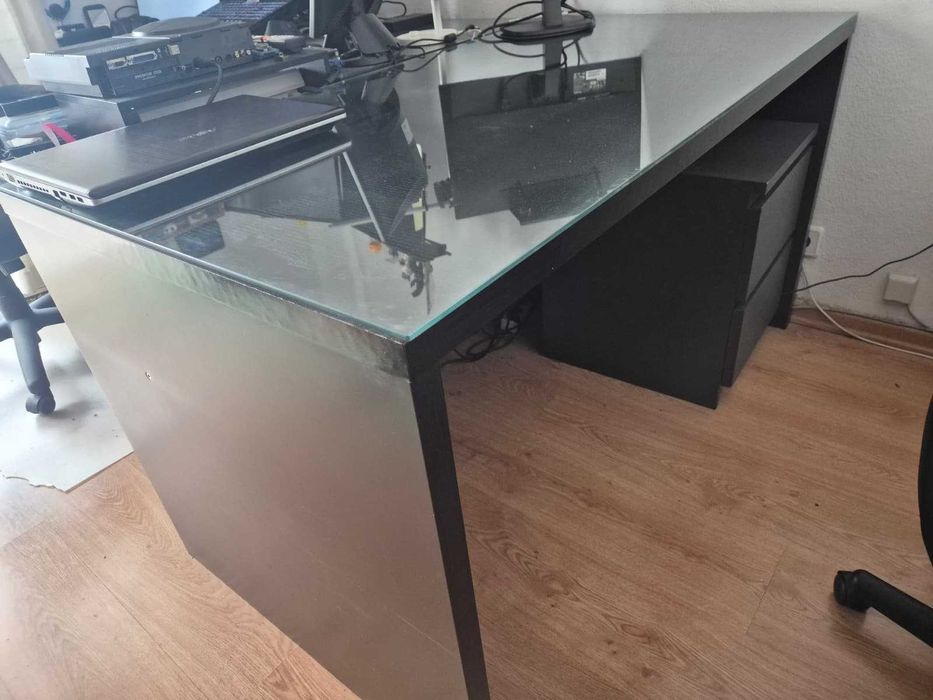 Muito Espaçosa Secretária IKEA com Tampo de Vidro, em Super Bom Estado