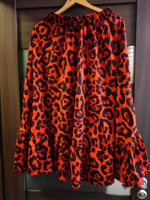 Юбка красного цвета с принтом чёрным фирма shein