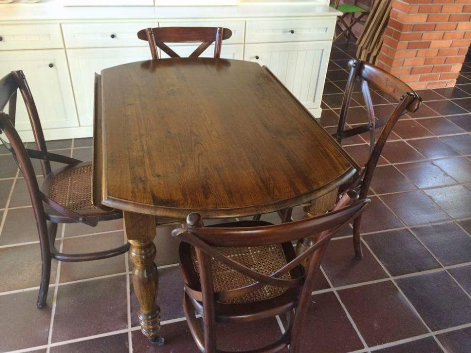 Mesa em madeira maciça de carvalho escurecido, 130cm diâmetro.