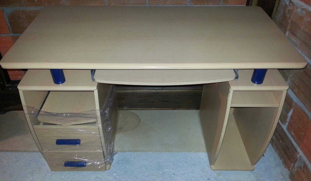 Secretária em melamina de cor carvalho