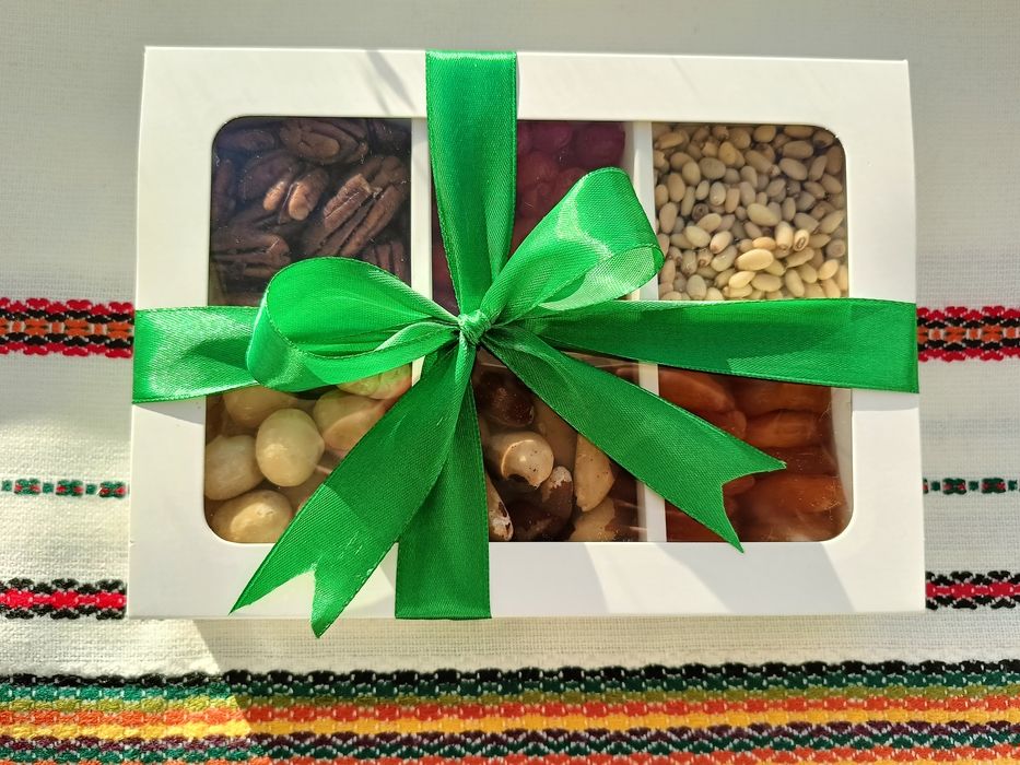 Набір подарунок горіхи та сухофрукти 400 г  різдвяний новорічний