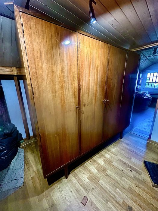 Roupeiro de quarto de casal, madeira maciça, linhas direitas, anos 60/70, usado