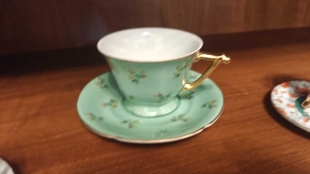 Diversas chávenas de coleção