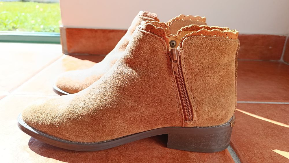 Botins de Camurça Camel com Detalhe Picotado - T38 (Como Novos)