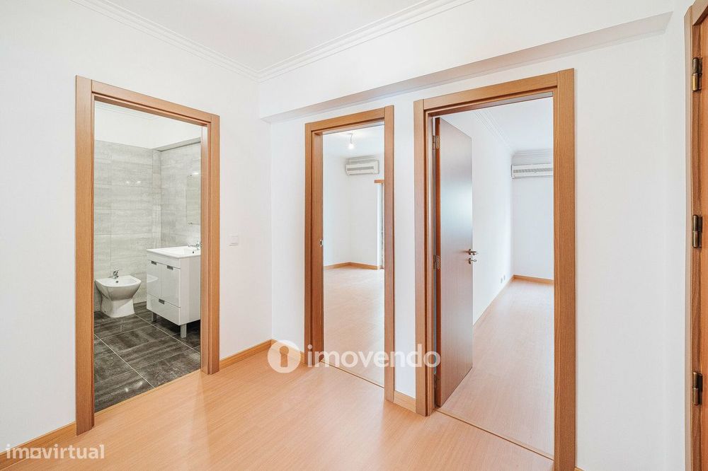Apartamento T3, com terraço e arrecadação, em Mem Martins