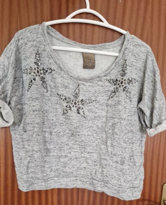 Camisola de manga curta cinzenta com estrelas
