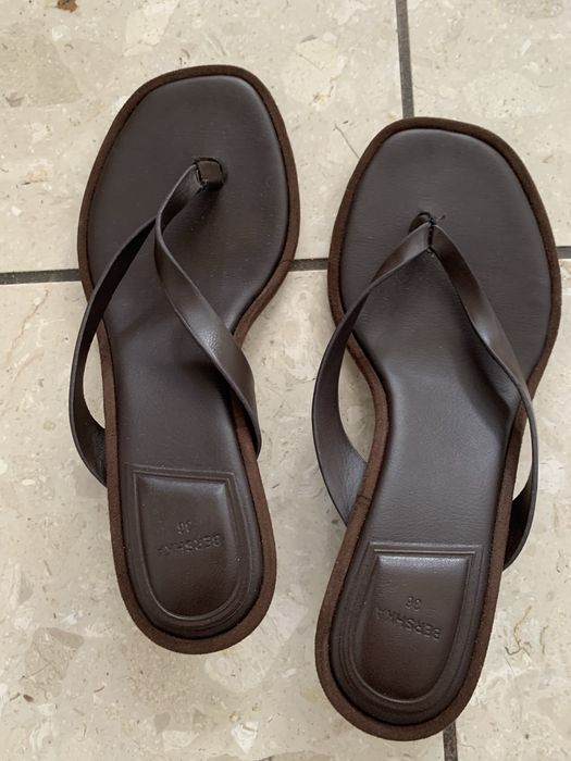 Sandatki Bershka bronzowe
