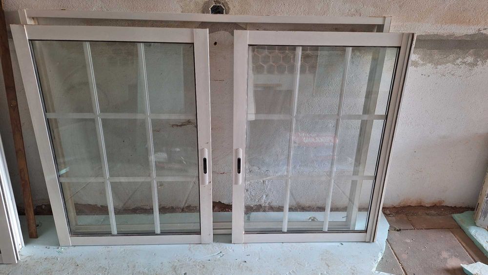 Janela de correr com vidro duplo e aro.