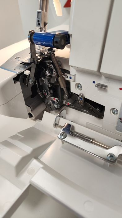 Máquina de Costura Corta e Coser Juki MO-4S