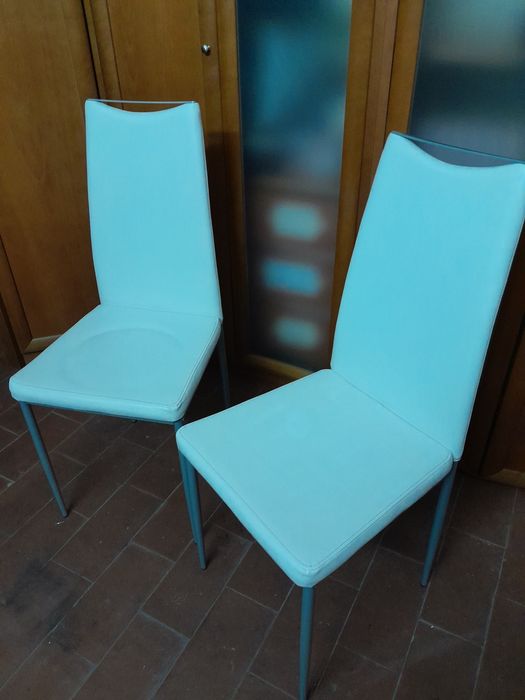 Vendo duas cadeiras estofadas a branco, em mto bom estado de conservaç
