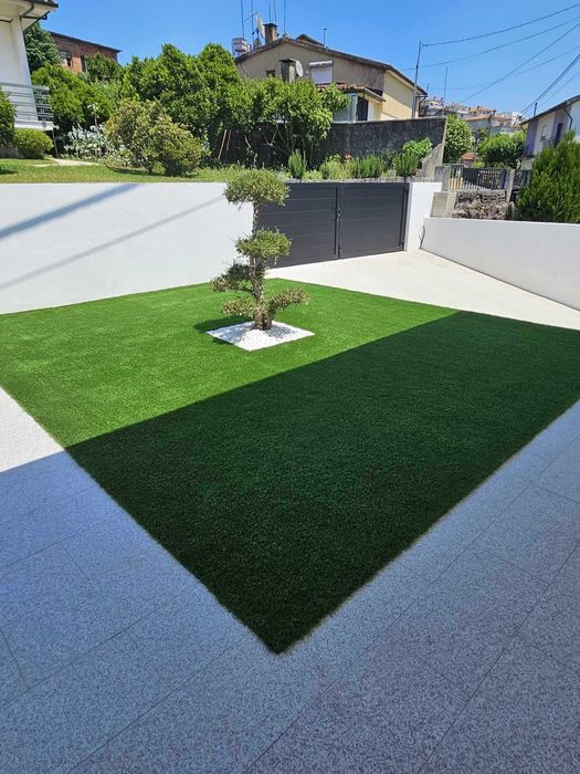 Colocação de relva sintética