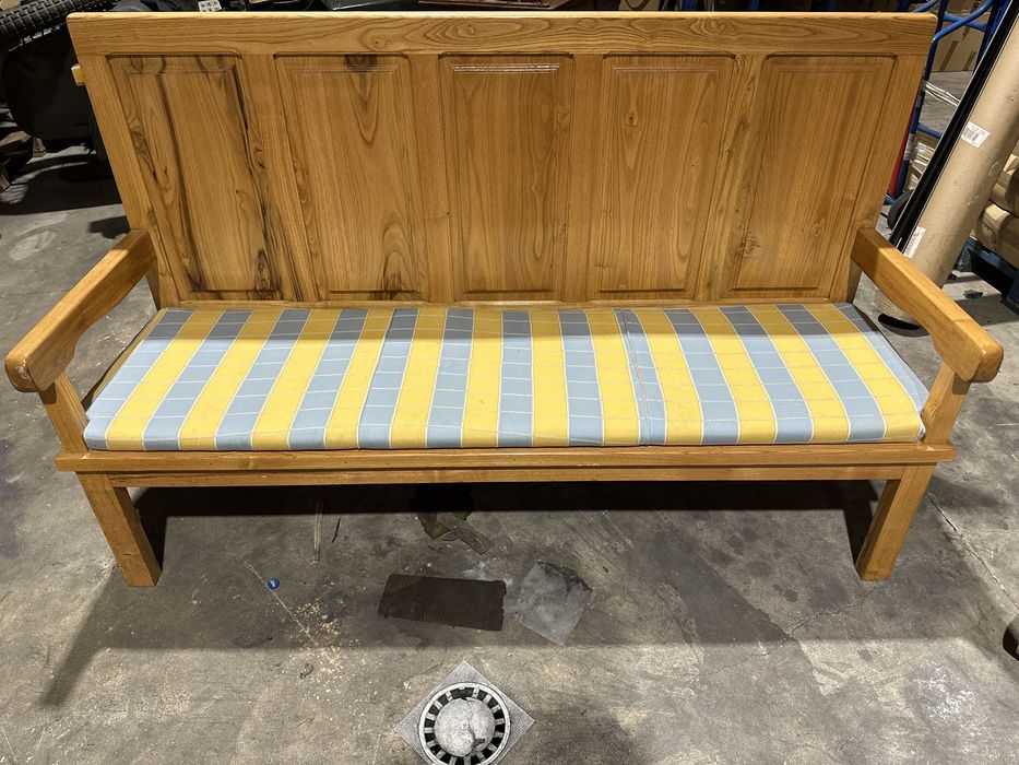 Escano macico com almofada